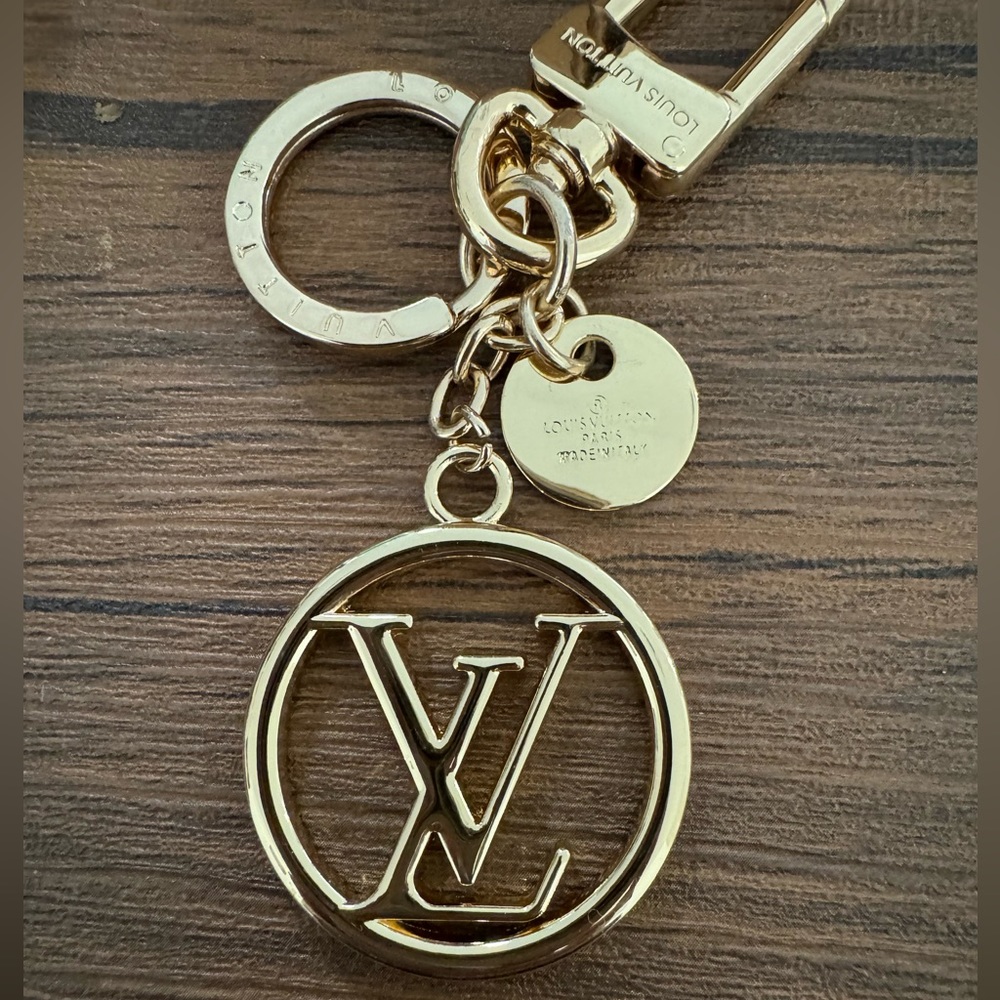 Louis Vuitton Porte LV Facet Key Holder (M68000) authentic